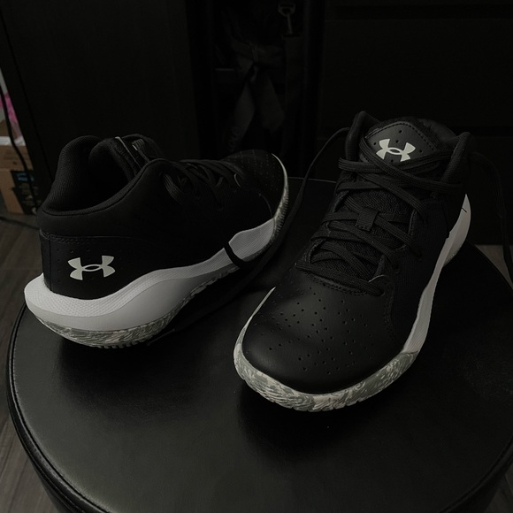 Black Under Armour 🏀sneakers Size 5.5 US(kids) - Picture 6 of 8